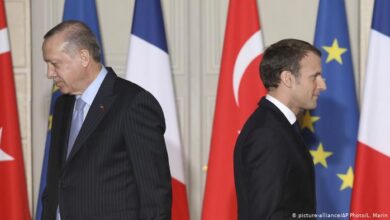 صورة أردوغان يسب ماكرون .. وفرنسا تستدعى سفيرها من تركيا