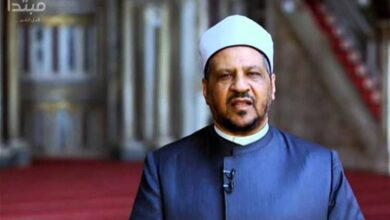 صورة ما حكم الوضوء مع وجود طلاء الأظافر أو المكياج ؟