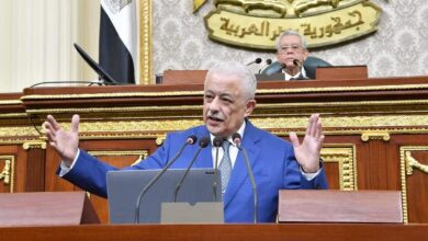 صورة حضرتك دفعت كل متقدم 4 آلاف جنيه .. بسبب 120 ألف  معلم البرلمان  الجديد يهاجم طارقي شوقي