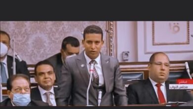 صورة النائب احمد  الشيشني  لوزير النقل في جلسة البرلمان  : طرق كوم  حماده  و بدر متهالكة منذ 20 عاما
