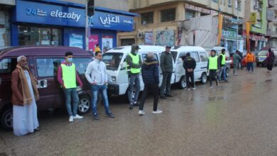 صورة بالصور.. برلماني يدشن حملة بسيارات أغاثه تنقل المواطنين العالقين بسبب الأمطار إلى منازلهم بالإسماعيلية مجانا