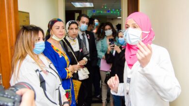 صورة دعت إلى ضرورة الكشف المبكر عن سرطان الثدى النائبة أمل سلامة تدعم محاربات السرطان بمستشفى ” بهية”