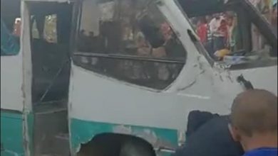صورة الدفع بسيارات اسعاف بعد حادث دهس قطار اتوبيس عمال بحلوان