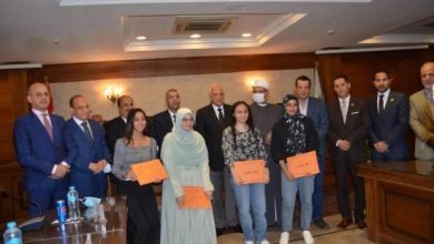 صورة محمد عبدالحميد و محافظ الجيزة يكرمون أوائل الثانوية العامة والأزهرية والدبلومات الفنية من ابناء محافظة الجيزة