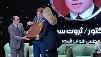 صورة تكريم اللواء ثروت سويلم وكيل لجنة الشباب بالبرلمان بدولة الإمارات لدوره الكبير في خدمة المجتمع ويؤكد الجمهورية الجديدة دليل علي نهضة مصر الحديثة وانجاز لايحققه الا قيادة عظيمة