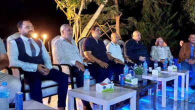 صورة وسط حشودكبيرة لتكريم الطلبة الاوائل وإسرهم بحزب مستقبل وطن بحضور كيوان والحصي والتمامي وابوحجازي وقيادات التربية والتعليم بالزرقا