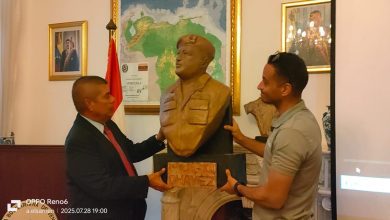 صورة أحمد رضا يهدي السفارة الفنزويلية تمثالاً للراحل هوجو تشافيز.. وبارينتوس: فخور بفنان مصري لم يرَ فنزويلا ونجح في تجسيد قادتها