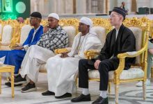 صورة لجنة تحكيم مسابقة الملك عبدالعزيز الدولية تستمع لتلاوات 17 متسابقًا في اليوم الثاني
