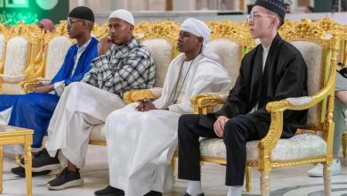 صورة لجنة تحكيم مسابقة الملك عبدالعزيز الدولية تستمع لتلاوات 17 متسابقًا في اليوم الثاني
