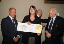 صورة تكريم مجموعة هائل سعيد أنعم المالكة لمجموعة ارما مصر في متحف اللوفر الفرنسي