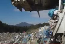 صورة قبالة الأهرامات|تريلات تلقي نفايات أمام فندق فيرمونت داخل أرض مدرجة باليونسكو