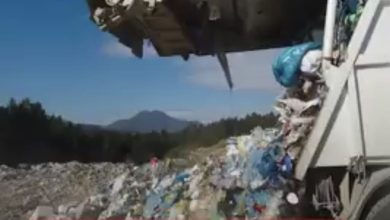 صورة قبالة الأهرامات|تريلات تلقي نفايات أمام فندق فيرمونت داخل أرض مدرجة باليونسكو