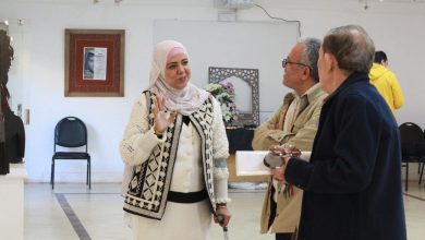 صورة الدكتورة أمل أبوزيد: لوحات “المرأة والقنارية” حالة فنية ترمز للأمان والانتظار و القوة الصامتة